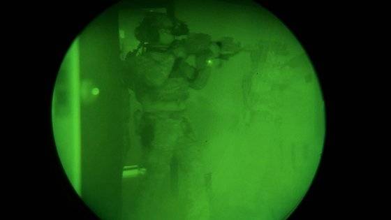 한미 특수전부대 대원들이 건물을 확보하기 위해 건물 내부로 진입하고 있다. 사진 제공=국방부