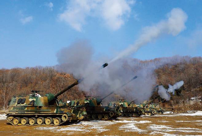 한국 육군 K9 자주포의 실사격 훈련 모습.  [동아DB]