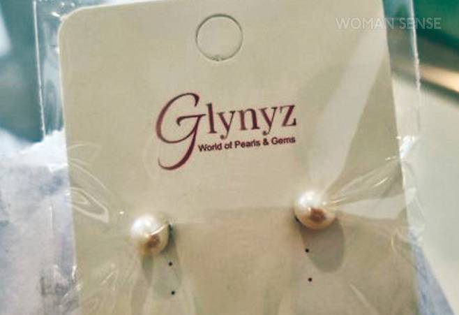 마카티 쇼핑몰 랜드마크 2층 액세서리 코너의 담수진주 귀고리.