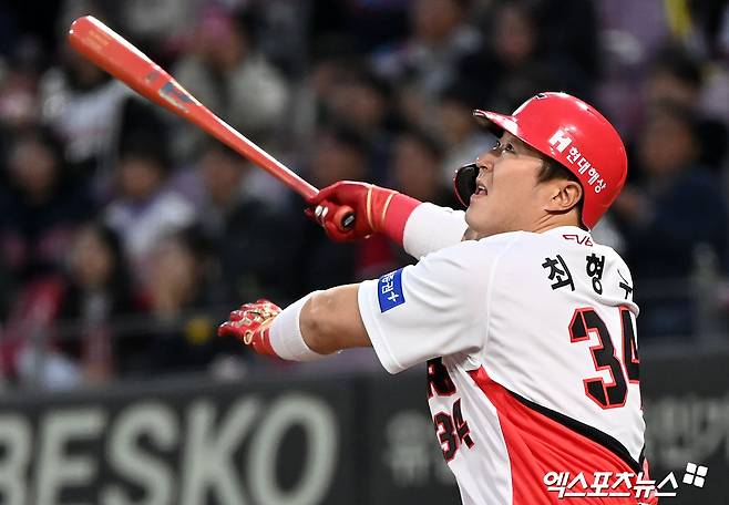 27일 오후 광주기아챔피언스필드에서 열린 2024 신한 SOL Bank KBO리그 롯데 자이언츠와 KIA 타이거즈의 경기, 1회말 2사 2루 KIA 최형우가 2사 2루 KIA 최형우가 투런 홈런을 날리고 있다. 광주, 김한준 기자