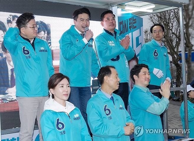 지지 호소하는 오영환 위원장 (대전=연합뉴스) 새로운미래 오영환 총괄 선대위원장이 28일 오전 대전시 대덕구 오정네거리에서 박영순 후보와 지지를 호소하고 있다. 2024.3.28 [박영순 후보 측 제공. 재판매 및 DB금지] psykims@yna.co.kr