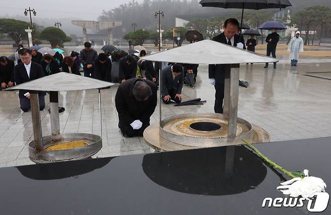 이낙연 새로운미래 광주 광산을 국회의원 후보가 28일 광주 북구 운정동 국립 5.18민주묘지를 찾아 무릎 꿇고 참배하고 있다.2024.3.28/뉴스1 ⓒ News1 김태성 기자