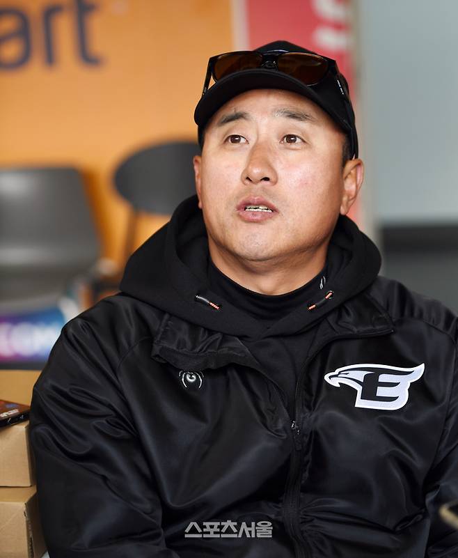 한화 최원호 감독이 26일 인천SSG랜더스필드에서 열린 2024 KBO리그 SSG전에 앞서 취재진과 이야기를 나누고 있다. 문학 | 강영조기자 kanjo@sportsseoul.com