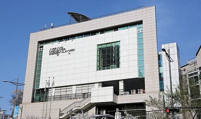 서울 성북구의 공립 영화관 ‘아리랑 시네센터’. 최신 영화를 7000원에 볼 수 있어 인기가 높다. 최근엔 젊은 관객도 찾고 있다. /아리랑 시네센터