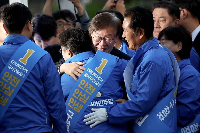 퇴원한 이재명 더불어민주당 대표가 지난 9일 오후 서울 강서구 발산역에서 진교훈 강서구청장 후보 유세에 참석하며 박찬대 의원과 포옹하고 있다./뉴시스