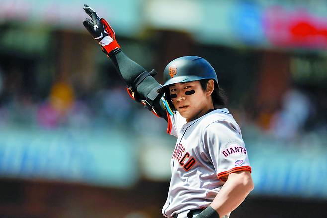 미 프로야구 메이저리그(MLB) 샌프란시스코 자이언츠 이정후가 29일 샌디에이고 파드리스와 시즌 개막전 5회초 안타를 친 뒤 오른손을 들어 올리며 만족스러워하고 있다. 이정후는 투수와 타자를 합쳐 역대 27번째로 MLB 무대를 밟은 한국인 선수로 기록됐다./AFP 연합뉴스