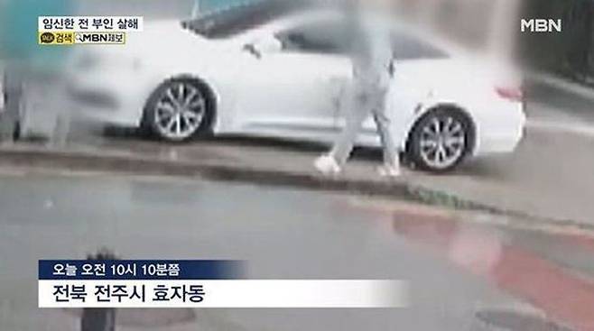 전북 전주에서 40대 남성 A 씨가 이혼한 부인에게 흉기를 휘둘러 살해하는 사건이 발생했다. 흉기를 숨기고 미용실로 들어가는 A 씨의 모습이 근처 CCTV 화면에 잡혔다.ⓒMBN보도화면 캡처