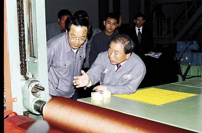 2004년 중국 가흥 타이어공장을 방문했을 때의 조석래 명예회장.
