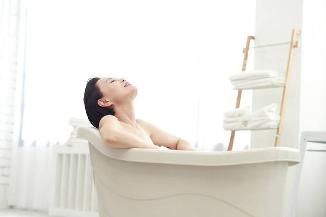 반신욕을 너무 뜨거운 물에서 오래 하면 오히려 체력이 떨어질 수 있다./사진=클립아트코리아