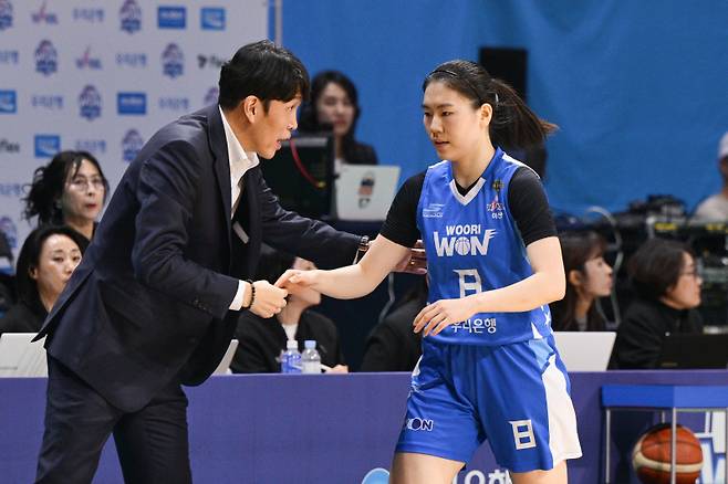 28일 아산 이순신체육관에서 열린 우리은행과 KB의 우리은행 우리WON 2023~24 여자프로농구 챔프전 3차전. 교체되는 나윤정과 대화를 나누고 있는 위성우 우리은행 감독. 사진=WKBL