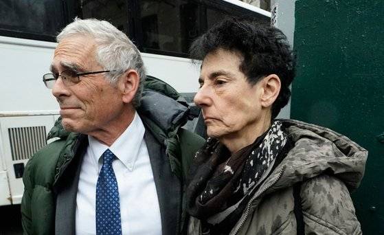 FTX 창립자인 샘 뱅크먼프리드의 어머니 바바라 프리드(오른쪽)와 아버지 조 뱅크먼이 28일 뉴욕 맨해튼 연방법원에서 빠져나가고 있다. AFP=연합뉴스