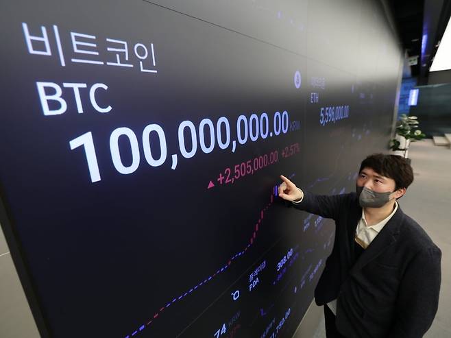 지난 3월 11일 오후 카메라에 담은 서울 강남구 업비트 라운지 전광판. 사상 처음으로 비트코인 원화마켓 시세가 1억원을 넘어서고 있다. 사진=연합뉴스