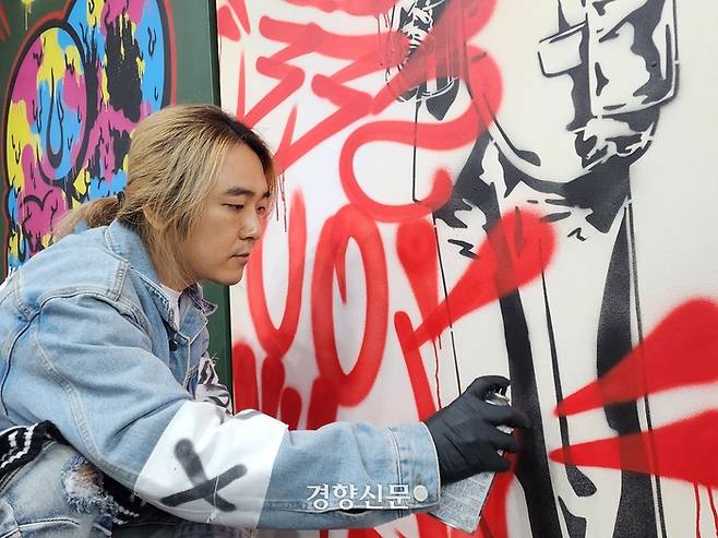 최성욱 작가가 지난 27일 인천 부평구 자신의 작업실에서 스프레이를 이용해 그라피티 작품을 그리고 있다. |한대광 기자