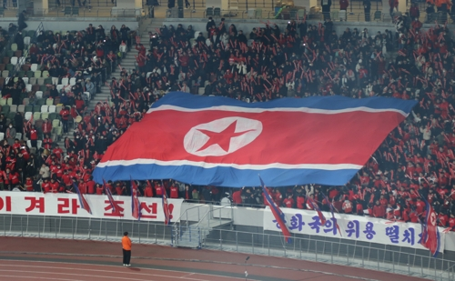 조총련 응원단이 지난 21일 일본 도쿄에서 열린 2026 북중미 월드컵 아시아지역 2차예선 일본과 3차전에서 북한을 응원하고 있다. 연합뉴스