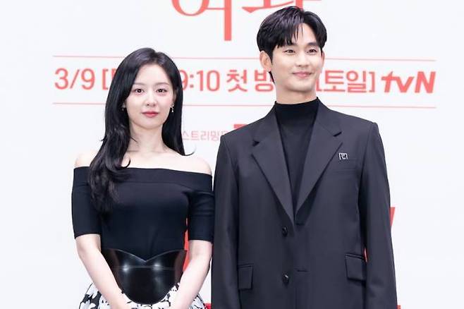 tvN 드라마 ‘눈물의 여왕’ 제작발표회에 참석한 배우 김지원(왼쪽)과 김수현. tvN