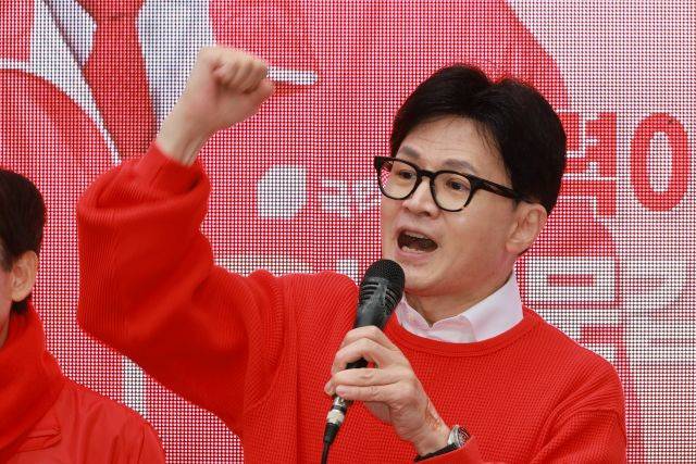 한동훈 국민의힘 비상대책위원장 겸 총괄 선거대책위원장이 28일 서울 신촌 유플렉스 인근에서 지지를 호소하고 있다. 연합뉴스