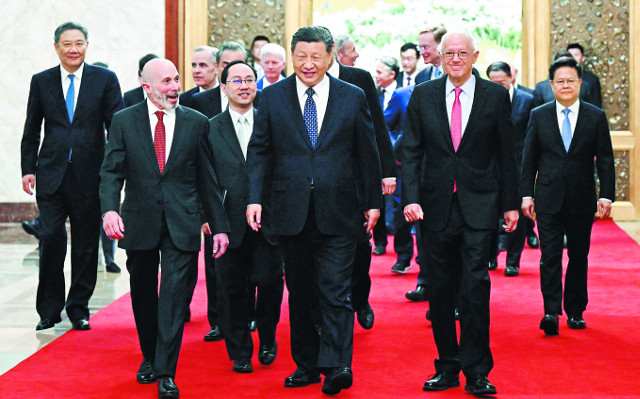 시진핑 중국 국가주석이 27일 베이징 인민대회당에서 미국 재계 대표단과 환담을 나누며 회담장으로 향하고 있다. AP연합뉴스