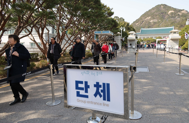 붐비는 경복궁, 한산한 청와대. 2024.3.13 [한주형 기자]