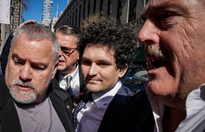 지난해 3월 뉴욕주 법원에 재판을 위해 출두하던 샘 뱅크먼 프리드 FTX 창업자. <사진=AFP연합뉴스>