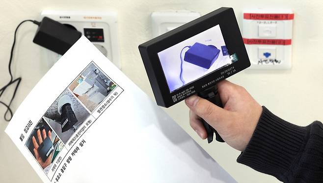 29일 대구 달서구 유천동 행정복지센터에 마련된 사전투표소에서 구청 직원이 불법카메라 설치 여부를 점검하고 있다. 연합뉴스