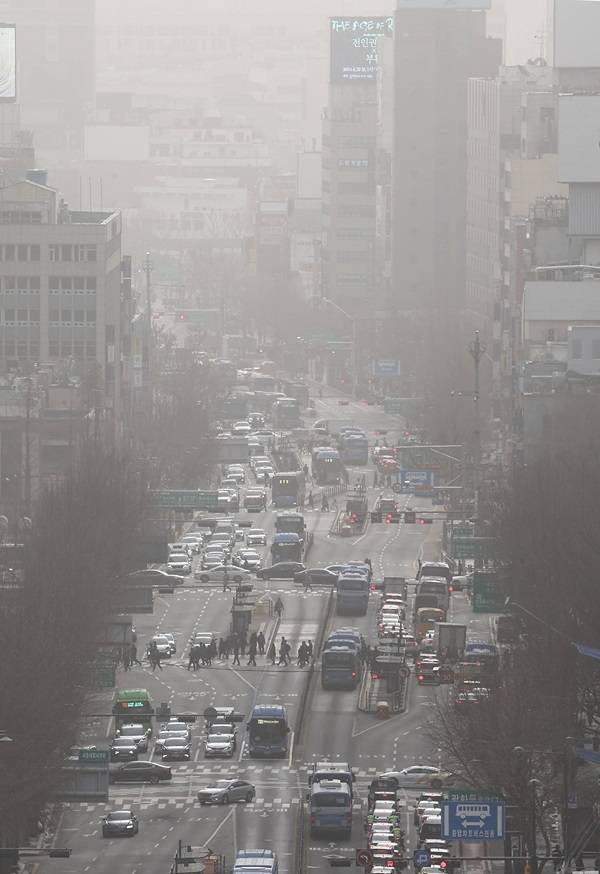 중부지방 미세먼지 농도가 ‘매우 나쁨’ 수준을 보이는 29일 오전 서울 종로 시내가 뿌옇게 보인다. 사진=연합뉴스 제공