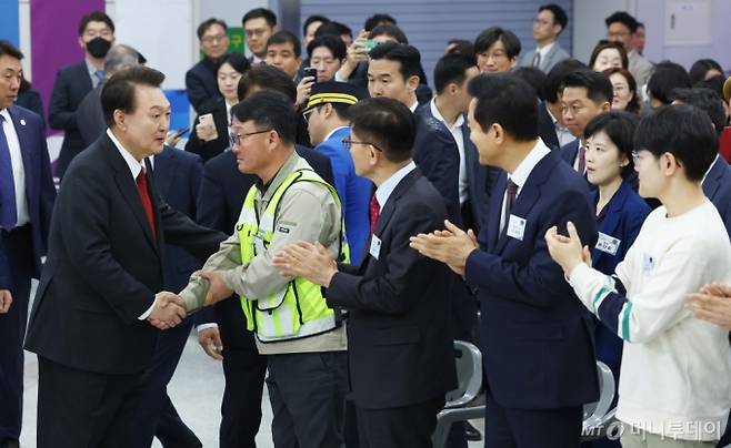 [서울=뉴시스] 전신 기자 = 윤석열 대통령이 29일 서울 강남구 수서역에서 열린 GTX-A 개통 기념식에 입장하며 참석자와 악수하고 있다. 2024.03.29. photo1006@newsis.com /사진=전신