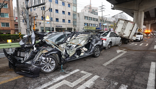 29일 오전 서울 성북구 석계역 인근도로에 13중 추돌사고가 일어나 차량들이 파손돼 있다. 연합뉴스