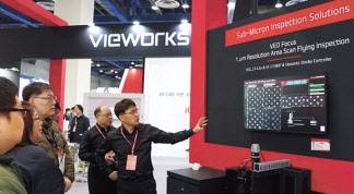 뷰웍스가 서울 코엑스에서 열린 ‘2024 스마트공장·자동화산업전’에서 반도체 등 전자산업용 고정밀 검사장치 ‘VEO포커스’를 시연하고 있다. [뷰웍스 제공]