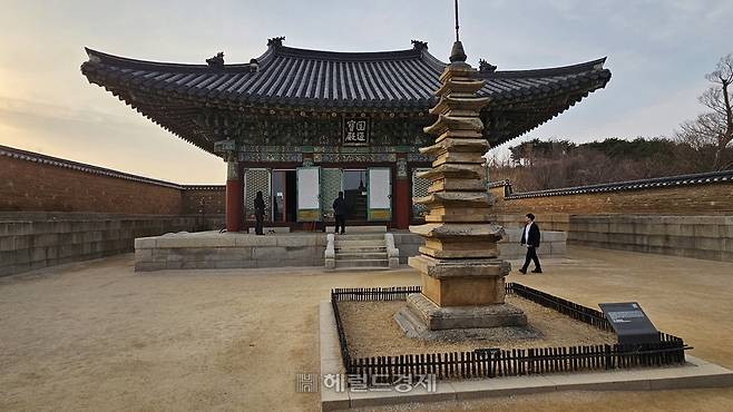 복원된 원통보전과 칠층석탑