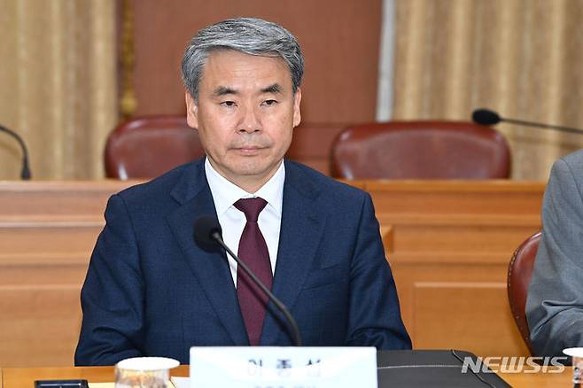 [서울=뉴시스] 배훈식 기자 = 이종섭 주호주 대사가 29일 사의를 표명했다. 사진은 이 전 대사가 지난 28일 오전 서울 종로구 외교부에서 열린 방산협력 관계부처-주요 공관장 합동회의에 참석한 모습. (공동취재) 2024.03.28. photo@newsis.com