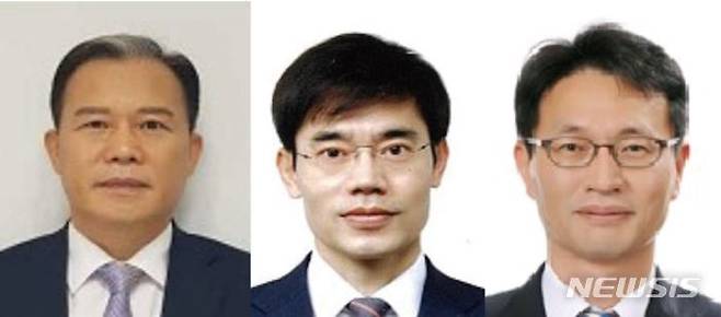 [서울=뉴시스] 감사원은 29일 제1사무차장에 현완교(왼쪽) 제2사무차장, 제2사무차장에 김영관(가운데) 국민감사본부장, 국민감사본부장에 최정운(오른쪽) 재정·경제감사국장을 각각 보임했다.