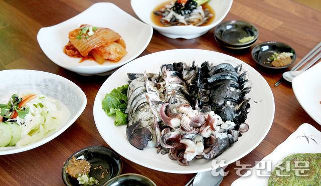 전남 장흥군 안양면 사촌리 ‘여다지회마을’에서 갑오징어먹찜을 주문하면 2년 숙성한 묵은지가 함께 나온다.