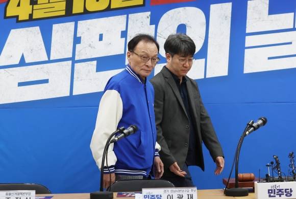 이해찬(왼쪽) 더불어민주당 상임 공동선거대책위원장이 29일 경기 성남시에서 열린 현장 선거대책위원회 회의에 참석하고 있다. 연합뉴스