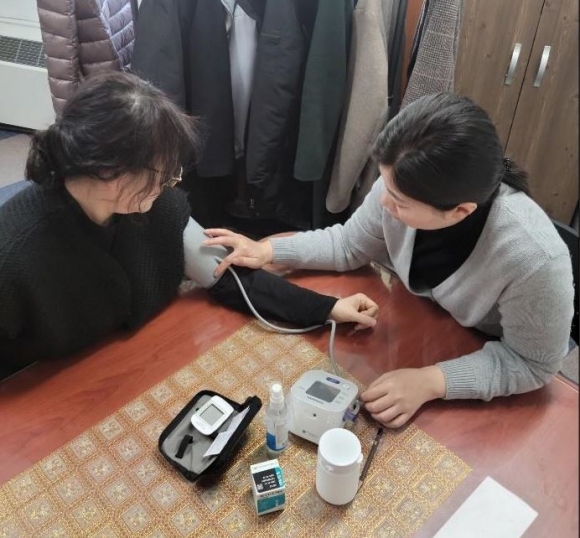 서울 광진구 ‘돌봄SOS’ 사업을 통해 대상자의 혈압을 측정하고 있는 모습.