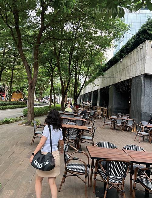 보니파시오의 불고스 서클은 필리핀의 힙한 사람들이 모이는 핫 플레이스. 낮과 밤에 따라 무드가 다른 불고스 서클에서 <우먼센스> 이맑음 통신원과 지인들.