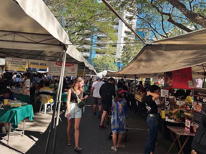 일요일 오전에 문을 여는 마카티 레가스피 선데이 마켓. 신선한 과일과 채소를 주로 파는데, 간단한 간식과 식사류도 즐길 수 있다.