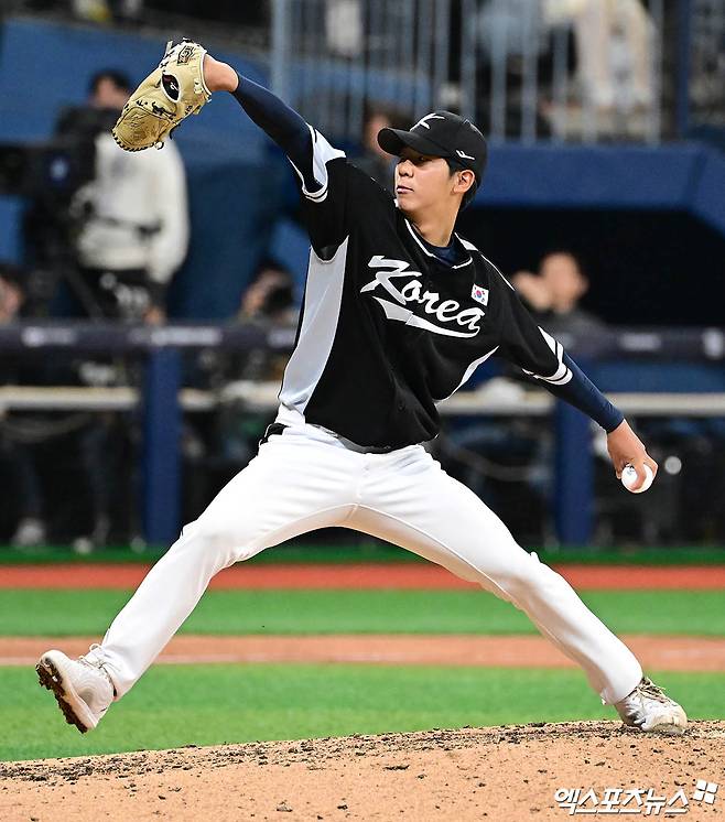 18일 오후 서울 구로구 고척스카이돔에서 열린 메이저리그 월드투어 서울시리즈 2024 스페셜 매치 팀 코리아와 LA 다저스의 경기, 6회말 2사 팀 코리아 황준서가 역투하고 있다. 엑스포츠뉴스DB