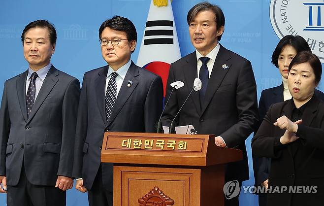 조국 대표, '권력기관 개혁' (서울=연합뉴스) 한상균 기자 = 조국혁신당 조국 대표가 27일 국회에서 권력기관 개혁 관련 기자회견을 하고 있다. 2024.3.27 xyz@yna.co.kr