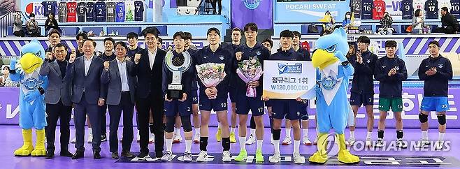 대한항공, 4년 연속 정규리그 1위 (인천=연합뉴스) 임순석 기자 = 대한항공 선수들이 29일 인천 계양체육관에서 열린 프로배구 도드람 2023-2024 V리그 남자부 챔피언결정전 1차전 대한항공과 OK금융그룹의 경기에 앞서 열린 정규리그 1위 시상식에서 트로피를 들고 기념촬영을 하고 있다. 2024.3.29 soonseok02@yna.co.kr