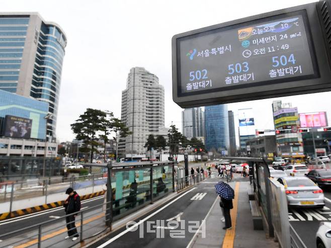 서울 시내버스 노조가 12년 만에 총파업에 돌입한 28일 오전 서울역 버스환승센터 안내판에 버스들의 ‘출발대기’ 알림이 떠 있다. (사진= 노진환 기자)