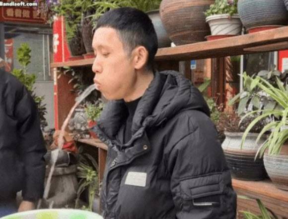 중국의 마 후이가 물을 역류시켜 내뿜고 있는 모습. (사진=기네스세계기록)