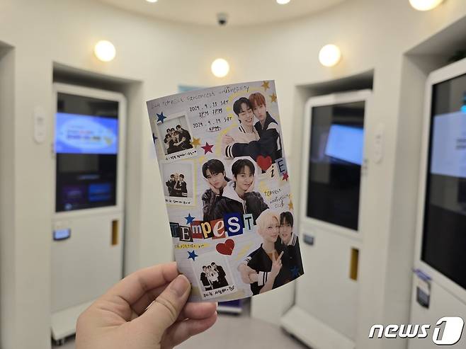 프린팅박스 플래그샵을 찾아 이달 27일부터 프린팅박스에서 진행 중인 아이돌그룹 템페스트의 미공개 포토굿즈를 출력했다. ⓒ 뉴스1