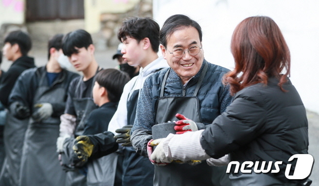 전북교육청이 30일 전주시 완산동에서 교육기부 확산을 위한 ‘연탄나눔 캠페인’을 펼쳤다.(전북교육청 제공)