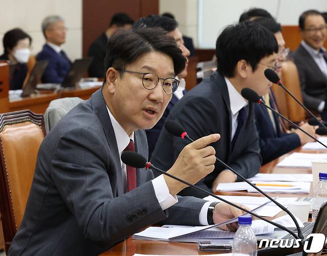 권성동 국민의힘 의원이 지난해 11월9일 서울 여의도 국회에서 열린 행정안전위원회 전체회의에서 발언을 하고 있다. 2023.11.9/뉴스1 ⓒ News1 송원영 기자