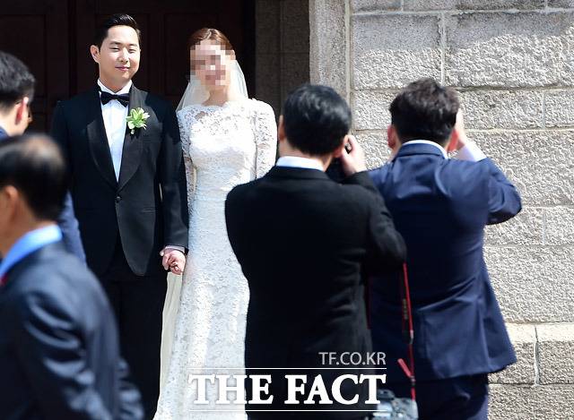 김동환 빙그레 경영기획·마케팅 본부장이 사장으로 승진한다. 사진은 김 사장이 지난 2017년 4월 서울 중구 정동 대한성공회 서울 주교좌 성당에서 열린 자신의 결혼식에서 신부와 기념 촬영하는 모습 /더팩트 DB