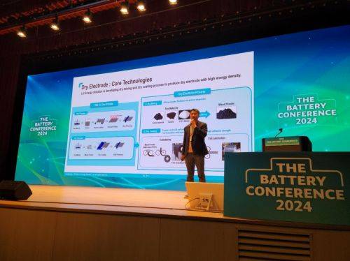 LG에너지솔루션 김제영 최고기술책임자(CTO)가 인터 배터리2024 기조강연에서 건식 전극에 대해 설명하고 있다. 사진=강희종 기자