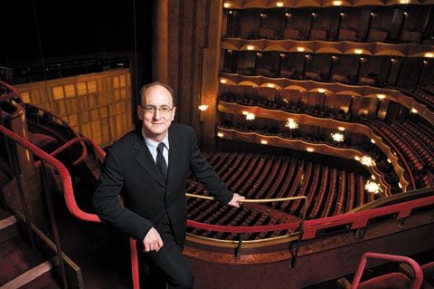 피터 겔브 메트로폴리탄 오페라단 단장이 뉴욕 링컨센터 오페라 공연장에서 포즈를 취하고 있다./메트