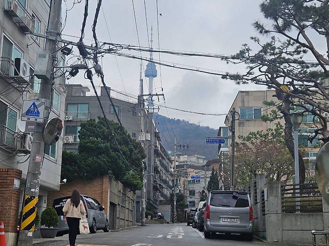 28일 서울 용산구 후암동 동후암3구역의 저층 주거지가 밀집한 골목 사이로 N서울타워(옛 남산타워)가 크게 보인다. /백윤미 기자