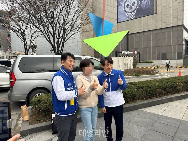 문진석 더불어민주당 천안갑 후보가 29일 천안 고속버스터미널 인근에서 같은 당 이탄희 의원과 유세활동을 펼치던 중 시민과 사진촬영을 하고 있다. ⓒ데일리안 강현태 기자