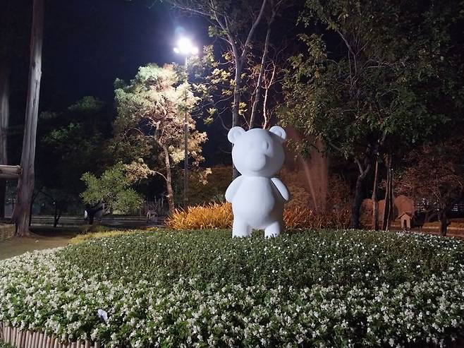 토요일 나이트마켓에 가는 중 들렸던 '농부악핫공원'.
